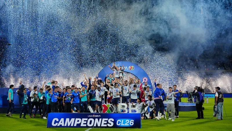 Cruz Azul levanta la décima y se olvida de las noches del desastre
