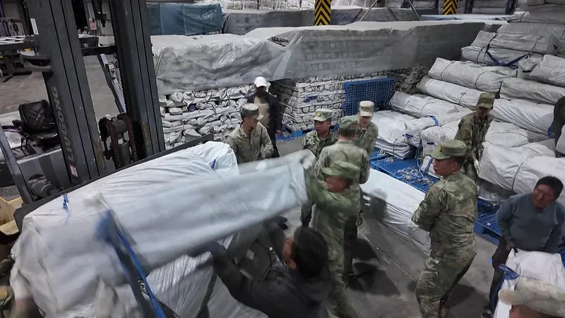 El EPL entrega medicamentos y presta asistencia médica a los residentes afectados por la catástrofe
