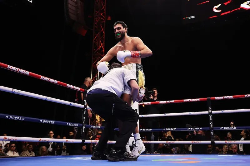 Hamzah Sheeraz noqueó para llevarse el cinturón OMB y desafió al Canelo