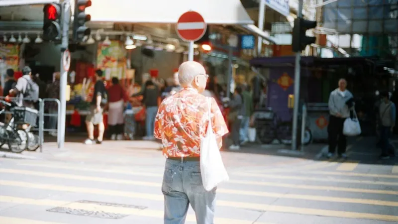 Un artista alemán diseñó la camisa hawaiana más fea posible para que las cámaras de videovigilancia con IA dejen de verte como una persona
