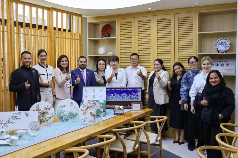 Delegación de Nicaragua Diseña visita el Instituto Técnico de Industria y Comercio de Beijing