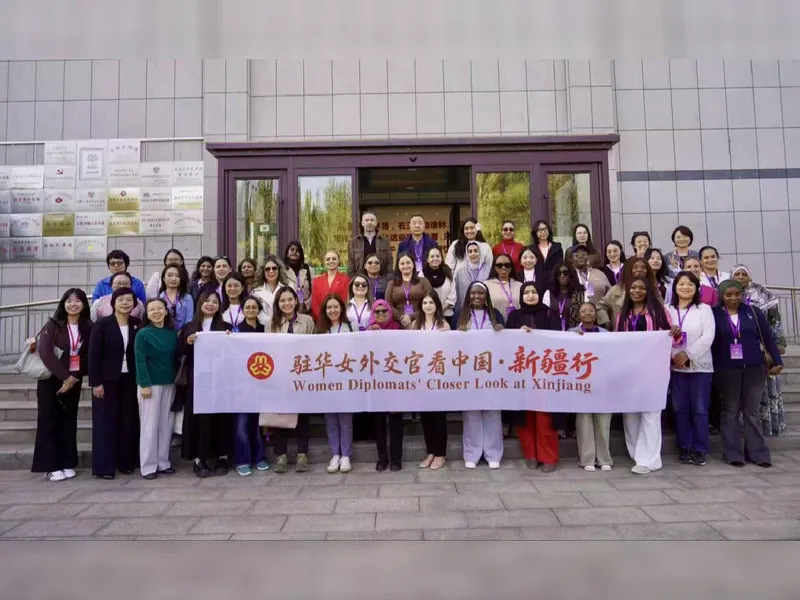 Mujeres diplomáticas visitan Región Autónoma de Xinjiang en China