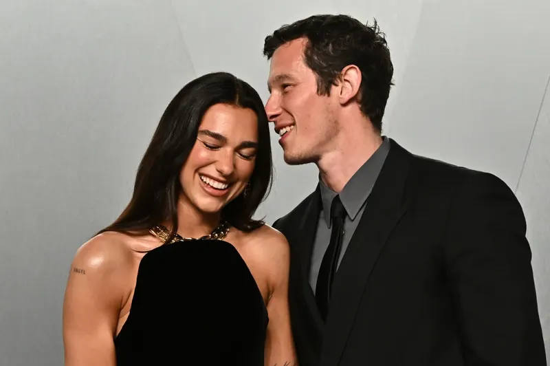 ¡Dua Lipa y Callum Turner se casan!