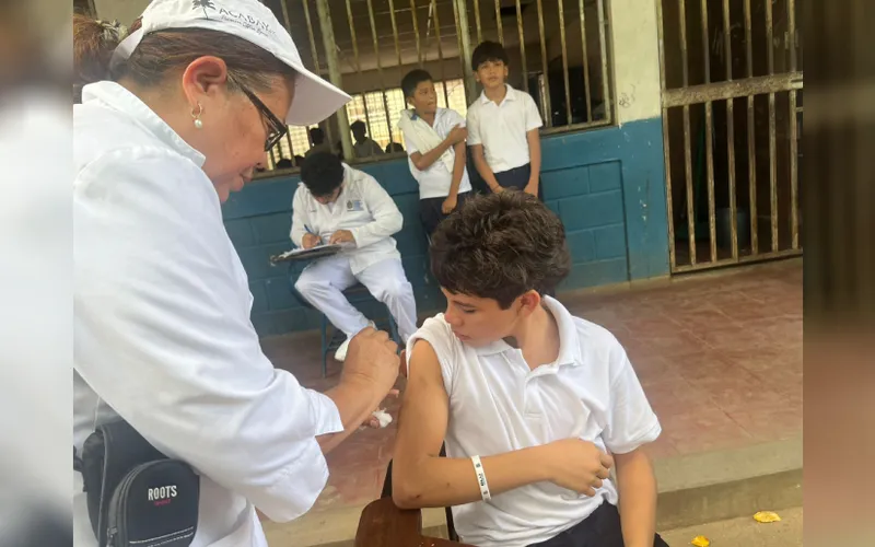 Vacunan contra el VPH a estudiantes del Colegio Salomón Ibarra Mayorga