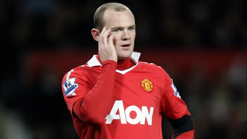 Wayne Rooney se da una manita de gato y reaparece con impactante cambio físico