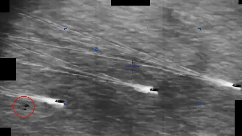 Cuatro misteriosos objetos aparecen en nuevo VIDEO desclasificado sobre ovnis