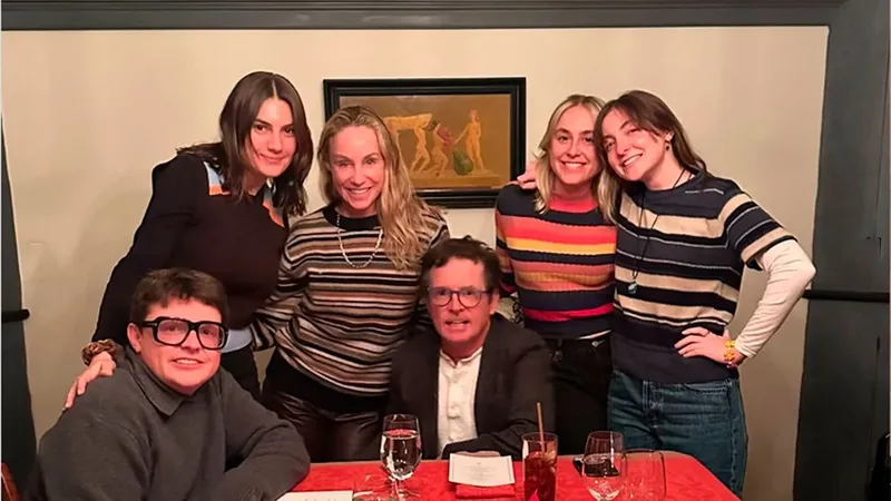 Michael J. Fox tiene cuatro hijos y uno de ellos es idéntico a él: ninguno es actor, pero trabajan en la industria