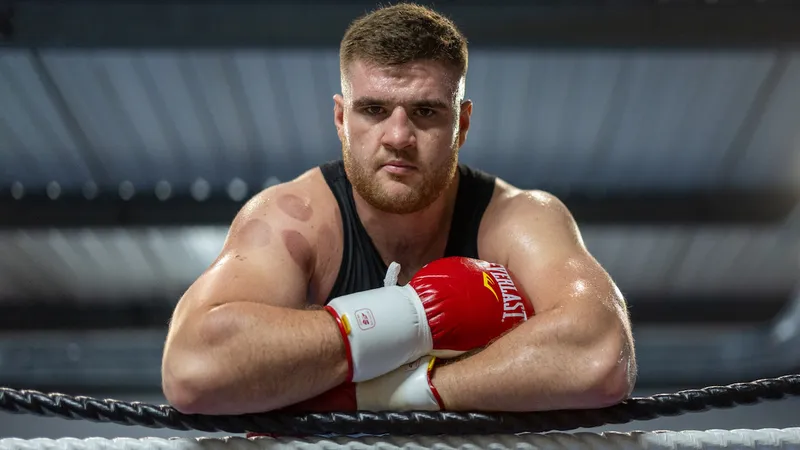Johnny Fisher vence a Michael Pirotton por decisión mayoritaria