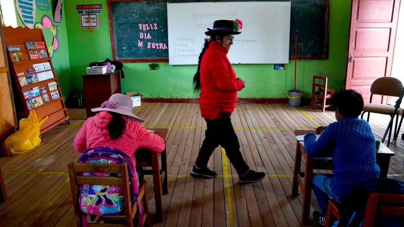 "El sistema educativo les está fallando": los estudiantes de Perú enfrentan graves carencias