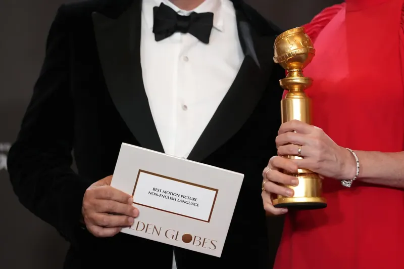Demandan a dueños de los Golden Globes por venta de los premios