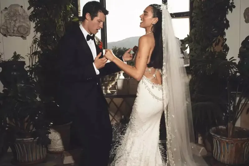 Dua Lipa muestra su boda y su vestido Chanel Haute Couture