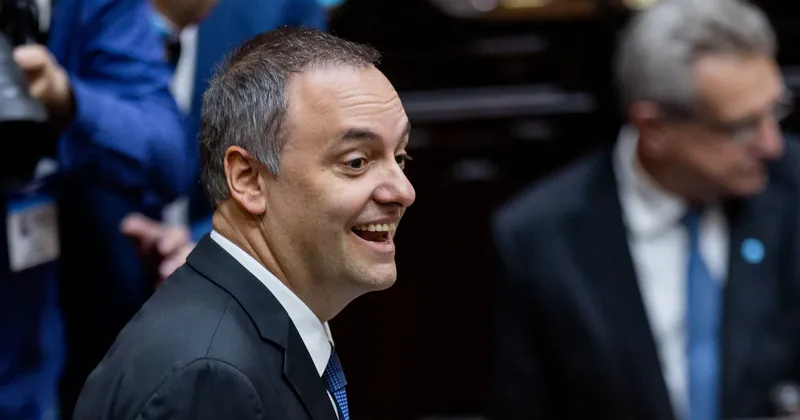 Encuesta refleja criticas a Milei por su manejo de la crisis del jefe de gabinete