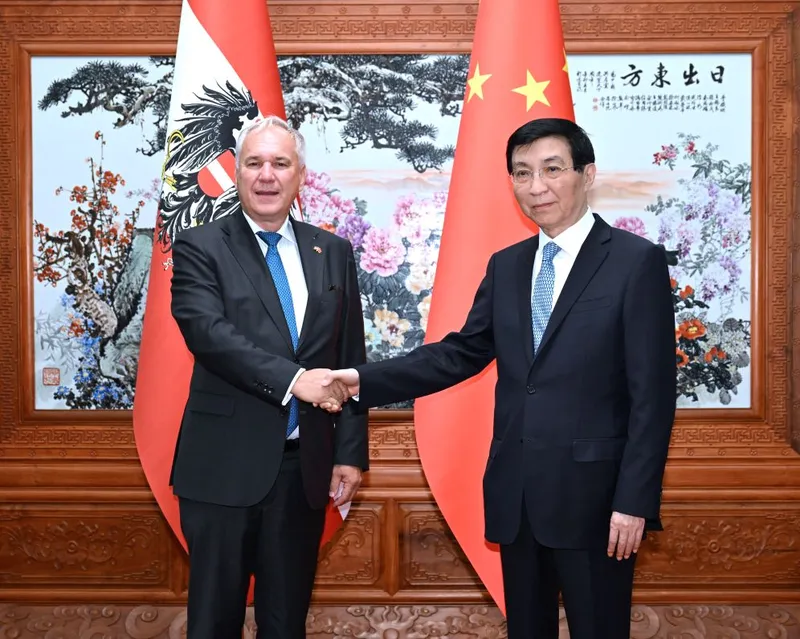 Máximo asesor político de China se reúne con presidente del Parlamento austríaco