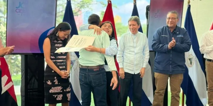 Premian a jóvenes científicos e investigadores en acto conmemorativo en Managua