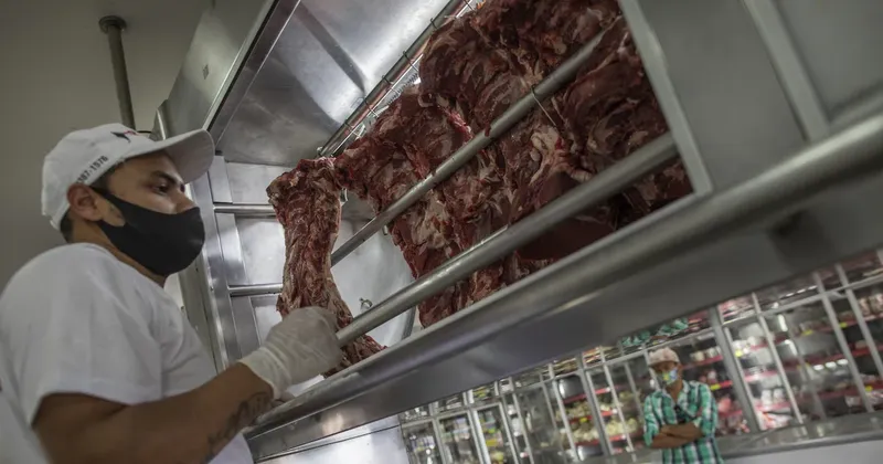 Alza de la carne vacuna altera el tradicional asado de los hogares brasileños durante el Mundial