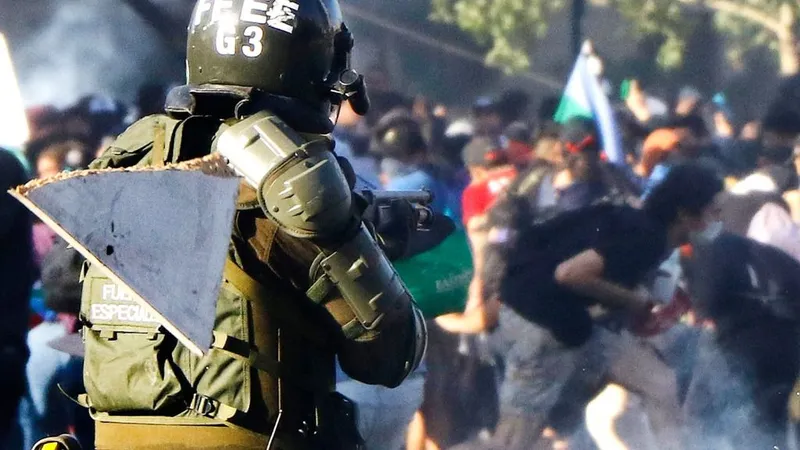 Chile vive una jornada de protestas y disturbios contra los recortes de Kast