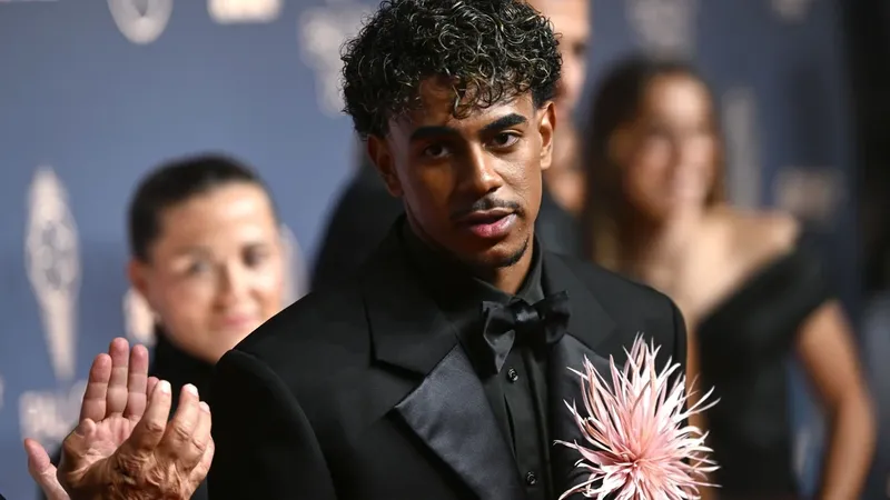Lamine Yamal deslumbra con Chanel en la ceremonia del Balón de Oro 2026