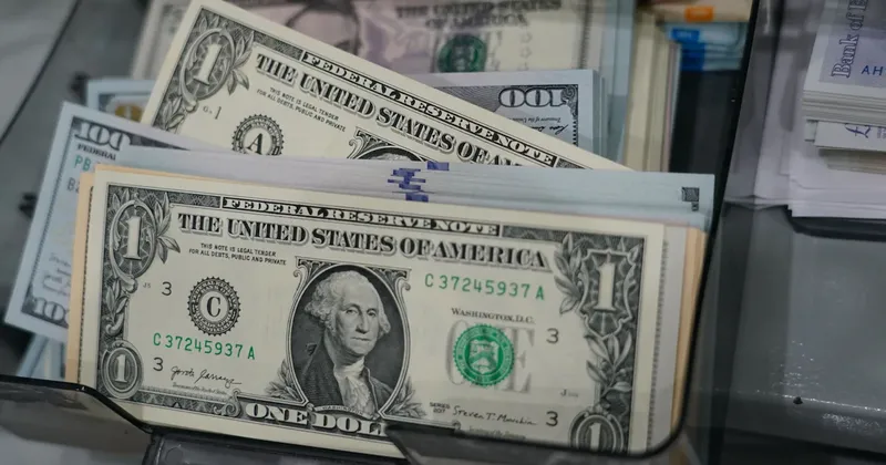 ¿El dólar se pondrá más barato en el mundo, pero más caro en Colombia?