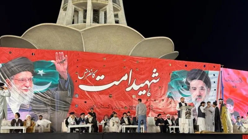 Paquistaníes lamentan martirio del ayatolá Jamenei en muestra de apoyo a Irán
