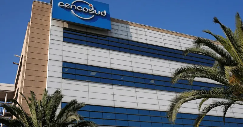 Acciones de Cencosud se desploman mientras el mercado duda de su plan estratégico