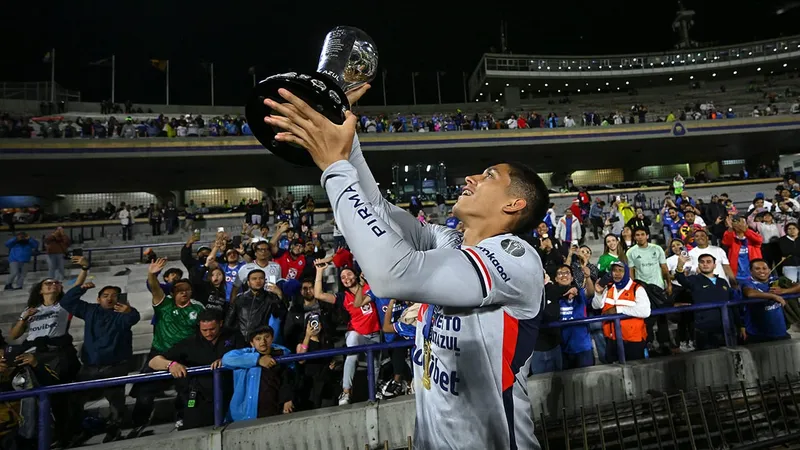 En 5 estadios diferentes, Cruz Azul ganó sus 10 títulos