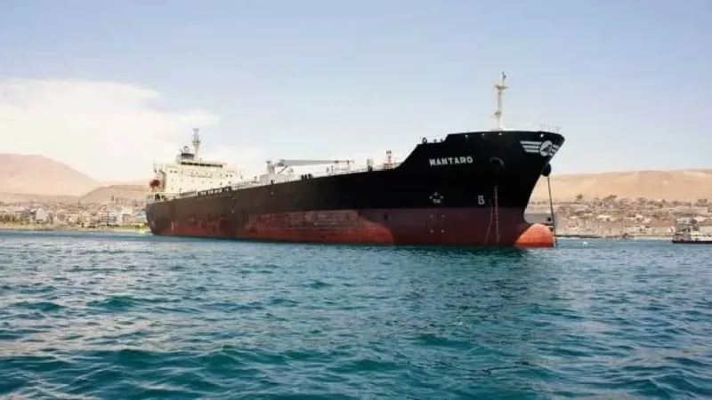 El tránsito petrolero por Ormuz persiste aunque se reduce