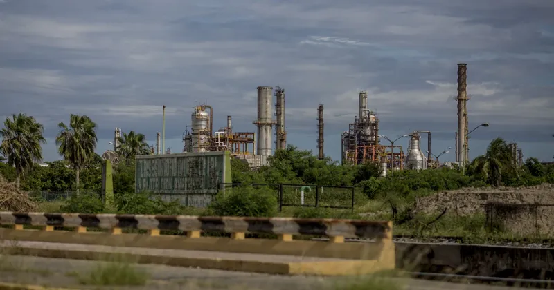 Pemex reporta tres trabajadores con quemaduras en refinería Salina Cruz