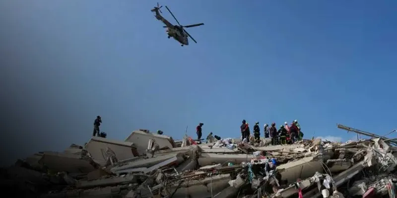 Más de 2.700 expertos y 86 equipos caninos apoyan rescate tras sismos en Venezuela