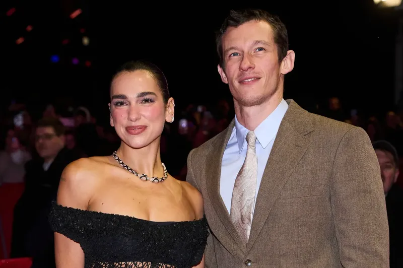 Dua Lipa y Callum Turner habrían adelantado la fecha de su boda