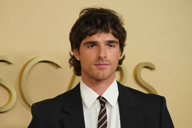 Jacob Elordi genera polémica por su reacción a un fan que le pidió una foto