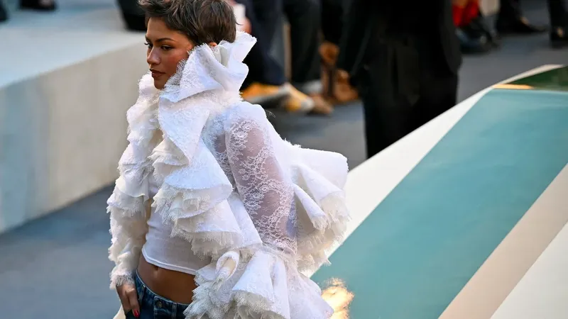 Zendaya transforma los jeans en la prenda más elegante de la Semana de la Moda de París