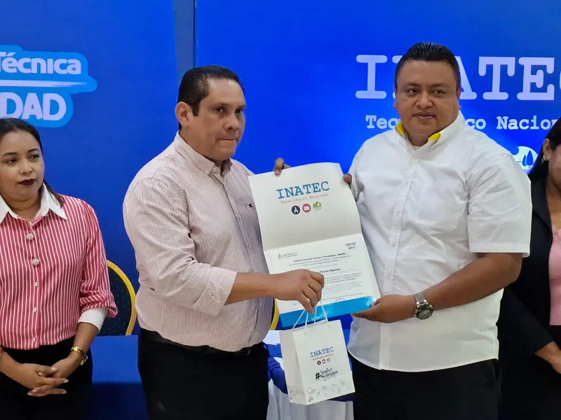 Docentes del país reciben reconocimientos por ardua labor en las aulas de clases