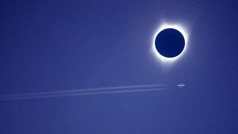¿Una ilusión óptica o el cielo al revés? Así se verá el próximo eclipse solar