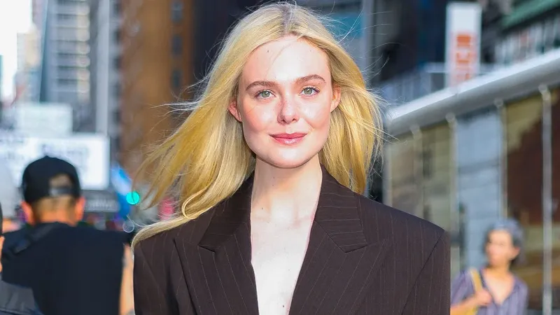Elle Fanning deslumbra con un vestido dramático y joyería de lujo