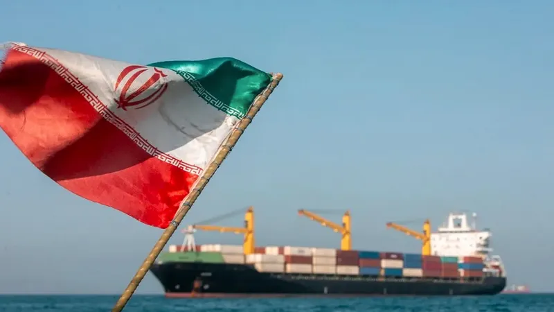 Irán advierte a buques tras incendio de superpetrolero en el estrecho de Ormuz