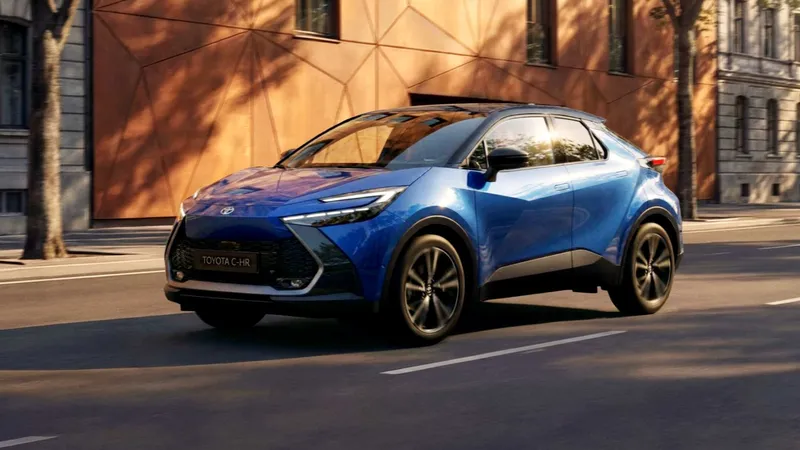 Con 2.100.000 unidades vendidas y 10 años de historia a sus espaldas, el Toyota C-HR 'escondía' una sorpresa hasta llegar a convertirse en un coche 100 % eléctrico