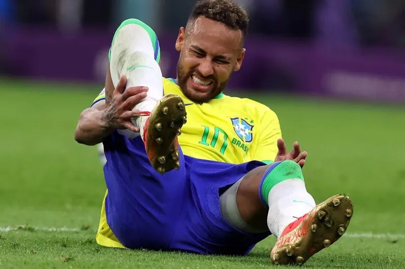 Neymar sufre lesión muscular y preocupa a Brasil
