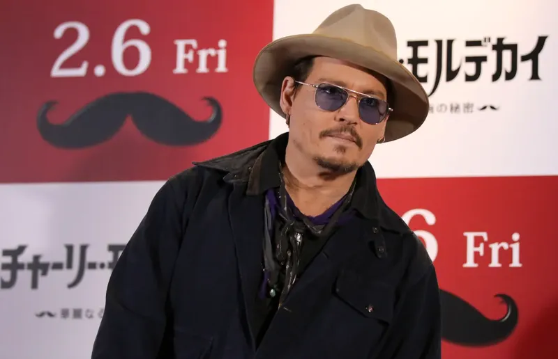 Johnny Depp se transforma en “Ebenezer Scrooge” para su nueva película