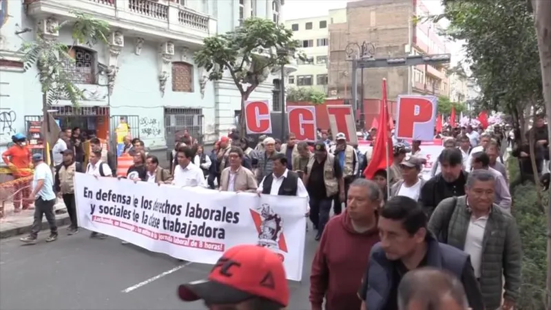 CGTP protesta en Perú contra recortes de derechos laborales de Fujimori