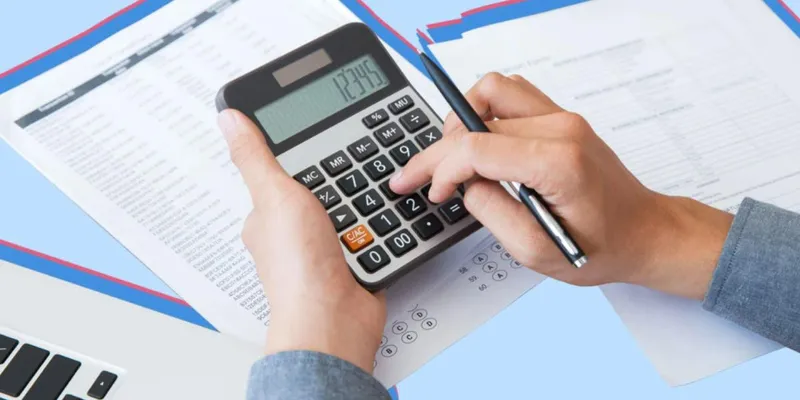 Entre enero y abril, el fisco recaudó 2.07 billones de pesos, una caída de 1.6% anual