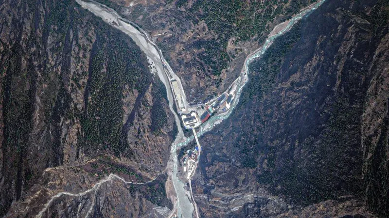 Imágenes satelitales muestran colapso glaciar que provocó tragedia en Nepal y China