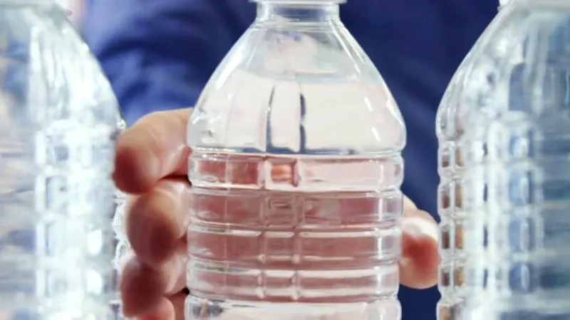 Una botella de plástico podría acabar dentro de la batería de tu próximo coche eléctrico