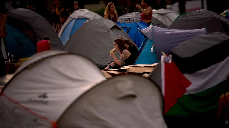 La crisis de la vivienda vuelve a las calles de Barcelona antes de una votación clave en el Congreso