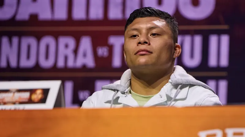 Pitbull Cruz sostuvo intenso careo ante boricua Néstor Bravo previo al combate