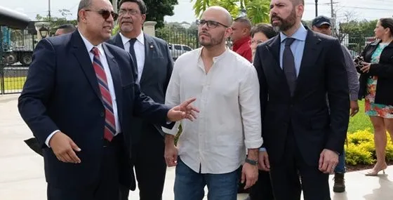 Diputados participan de recorrido en el nuevo Templo de la Iglesia de los Santos de los Últimos Días