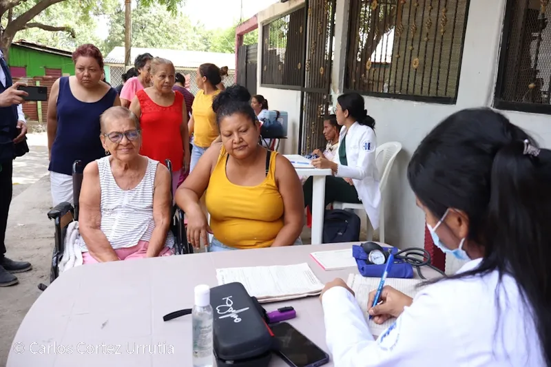 Atención médica y exámenes gratuitos para familias del Edgar Munguía