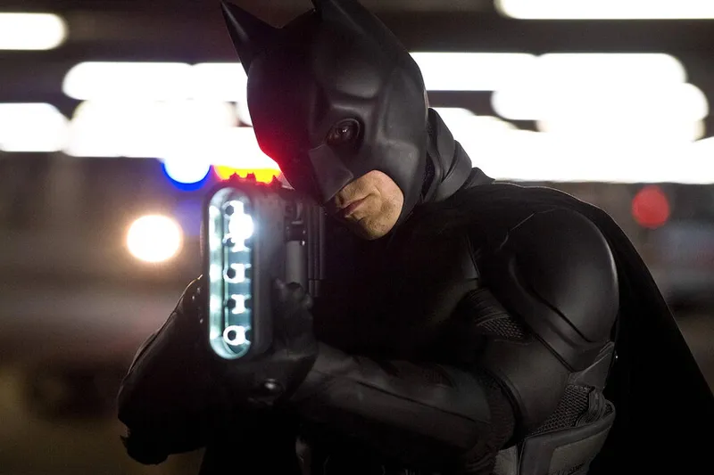 Nadie te explicó qué es el arma de la película El Caballero Oscuro, pero es un clásico de Batman y lo utilizaste en Arkham Knight