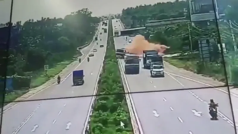 VIDEO: Choque brutal de un camión con varios vehículos tras perder el control