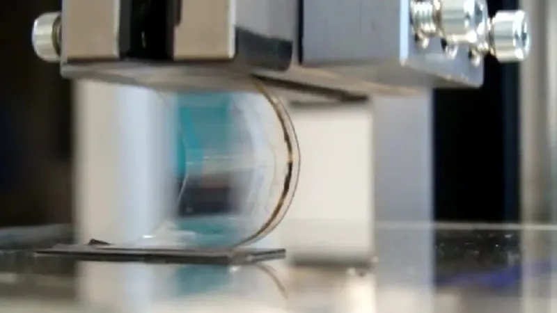 Este sensor blando convierte los latidos y la actividad cerebral en luz: podría cambiar los implantes médicos
