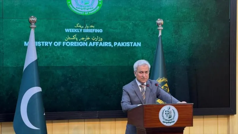 Pakistán reta las sanciones de EEUU: Mantenemos el comercio con Irán
